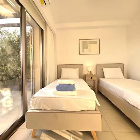 H&o Lighthouse Gold Apartment