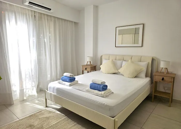 H&o Lighthouse Gold Paphos